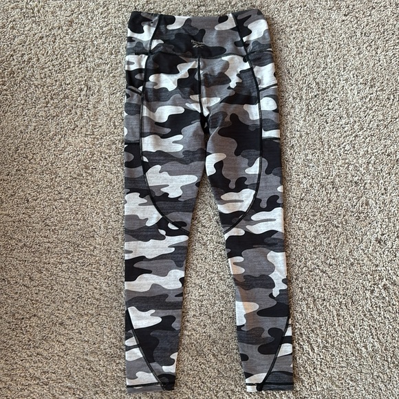 Reebok black/gray camo ankle length leggings size medium - Picture 2 of 4